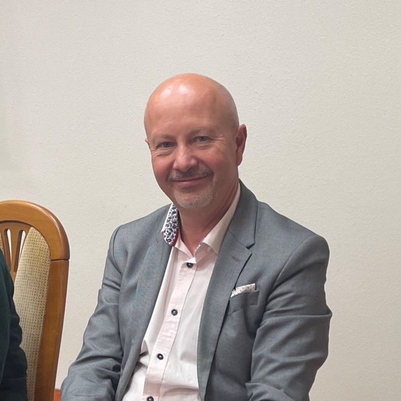 dr hab. prof. US Tomasz Bernat